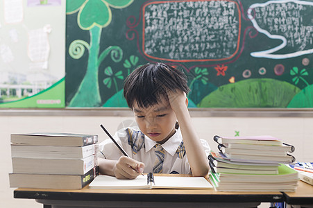 男同学痛苦的完成功课图片