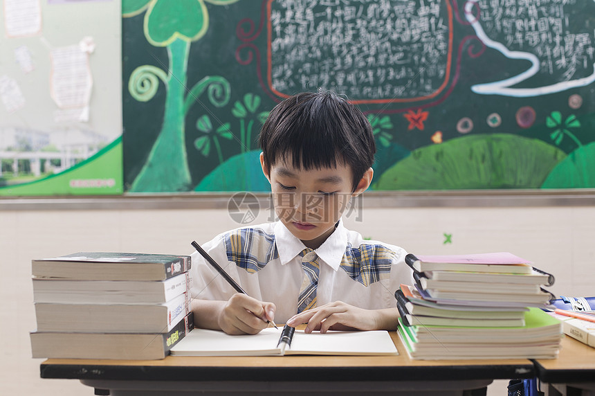 小学生男同学在教室上课做作业图片