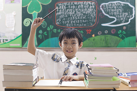 小学生男同学在教室上课做作业图片