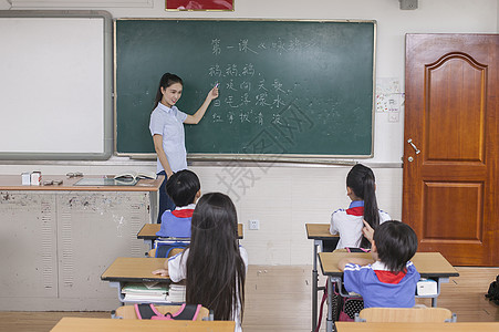 一年级语文课堂上老师正在给同学们上语文课背景