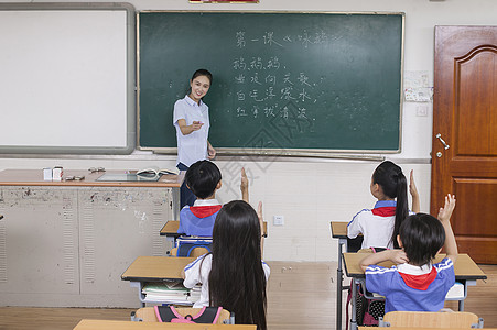 语文学习课堂上老师正在给同学们上语文课背景