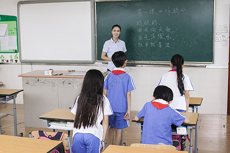 语文学习课堂上老师正在给同学们上语文课背景