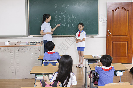 语文学习课堂上老师正在给同学们上语文课背景