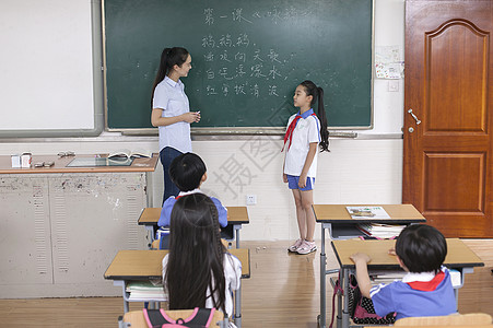 学习语文课堂上老师正在给同学们上语文课背景