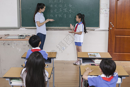 正在上课的老师课堂上老师正在给同学们上语文课背景