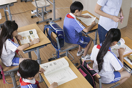 老师正在上课教室里正在上课老师学生们背景