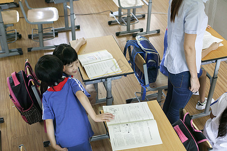 教室里正在上课老师学生们图片