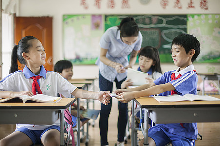 教室里正在上课老师学生们图片