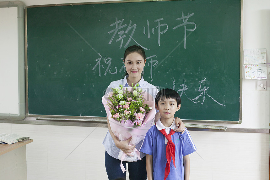 教师节男同学给女老师献花图片