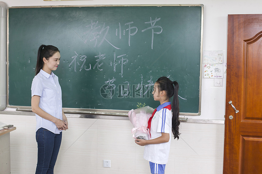 教师节女同学给女老师献花图片