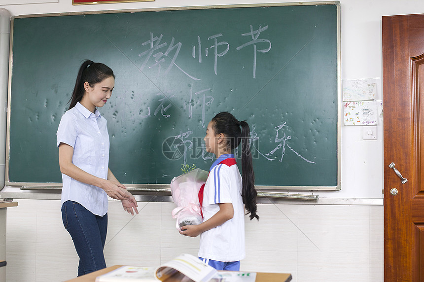 教师节女同学给女老师献花图片