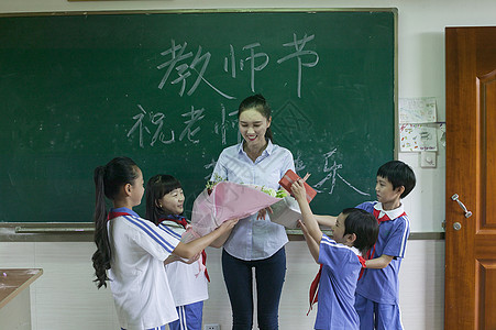 教师节学生们给老师献花图片