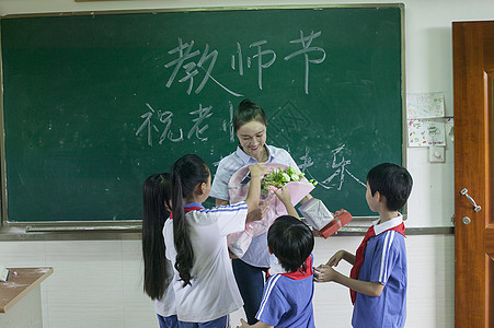 教师节学生们给老师献花图片