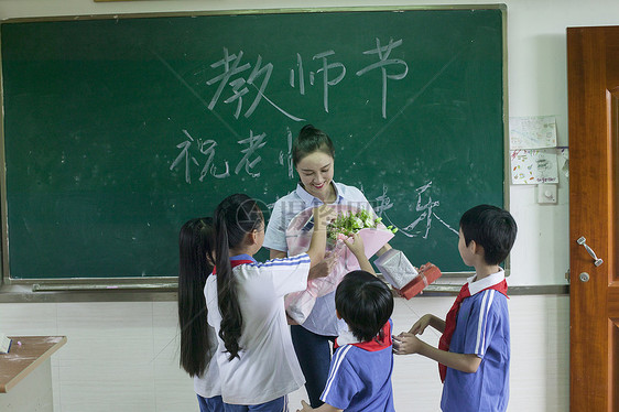 教师节学生们给老师献花图片