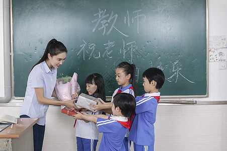 教师节学生们给老师献花图片