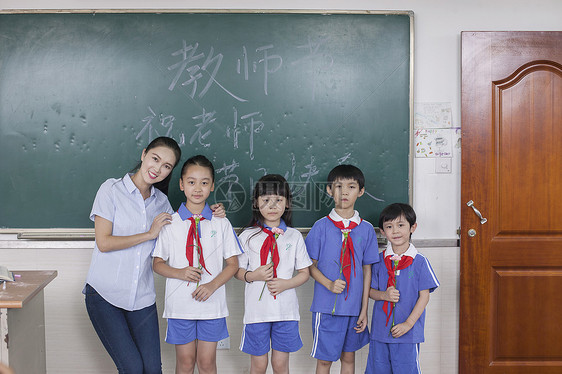 教师节学生们给老师献花图片