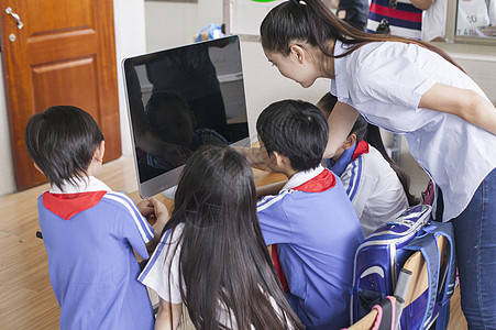 女老师和同学们在教室里用电脑上课图片