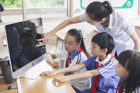 女老师和同学们在教室里用电脑上课图片