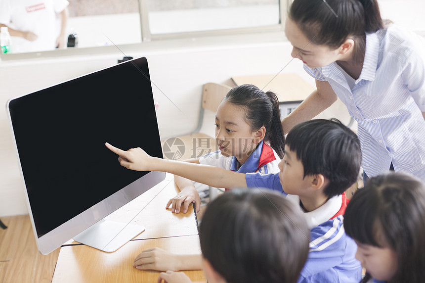 女老师和同学们在教室里用电脑上课图片