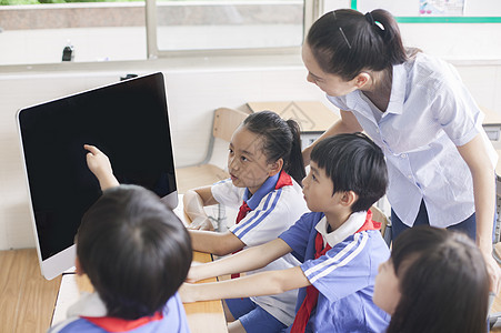 女老师和同学们在教室里用电脑上课图片