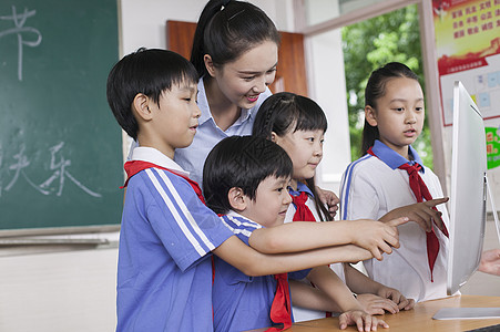 女老师和同学们在教室里用电脑上课图片