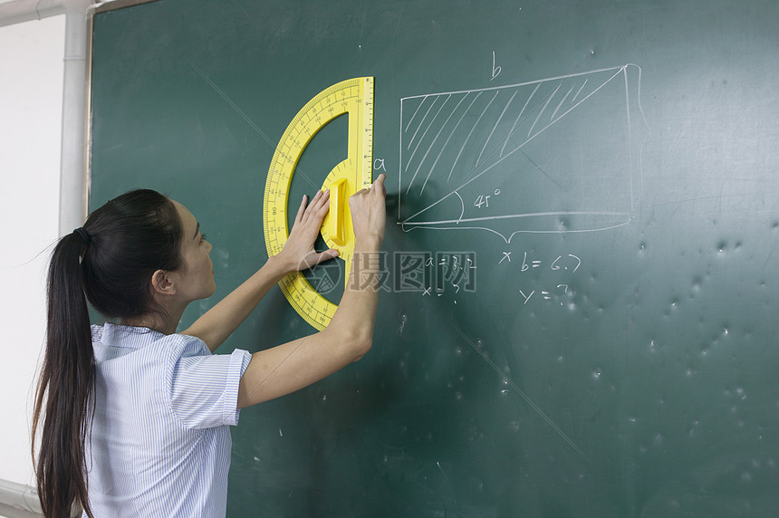 女老师在教室上数学课