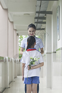 教师节女同学在学校给女老师献花图片