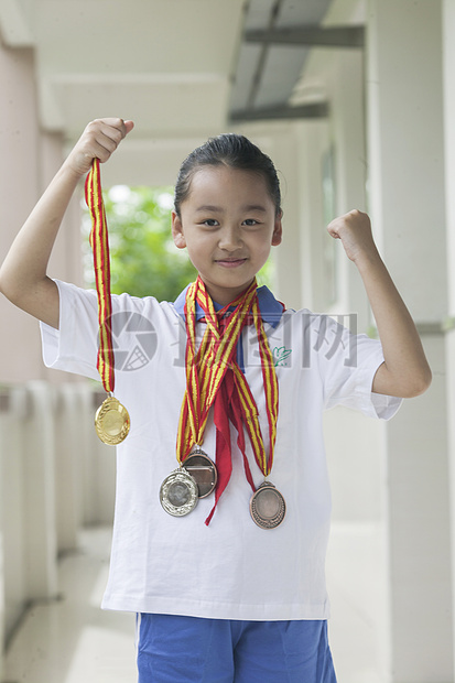 女同学获得了第一名和奖牌图片