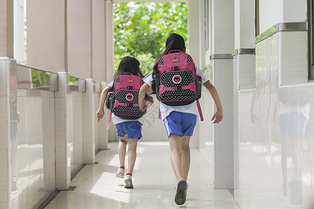 女同学背着书包放学下课背景图片