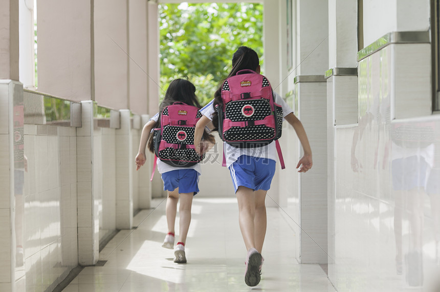 女同学背着书包放学下课图片