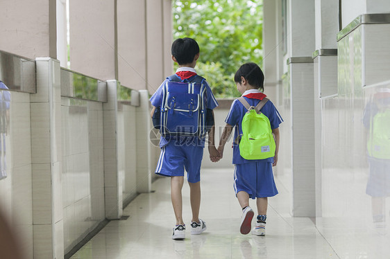 男同学放学背着书包下课