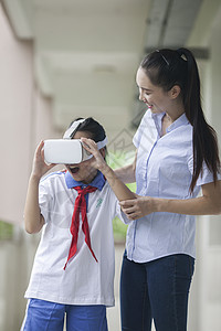 女老师在学校给同学们使用vr进行远程教育背景