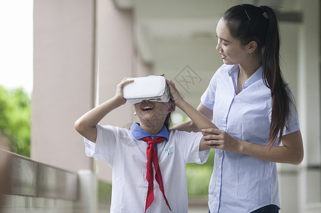 女老师在学校给同学们使用vr进行远程教育图片