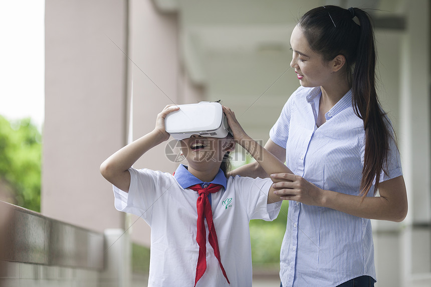 女老师在学校给同学们使用vr进行远程教育图片