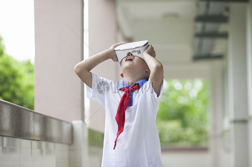 女同学在学校里用vr接受远程教育图片