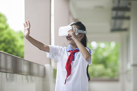 女同学在学校里用vr接受远程教育高清图片