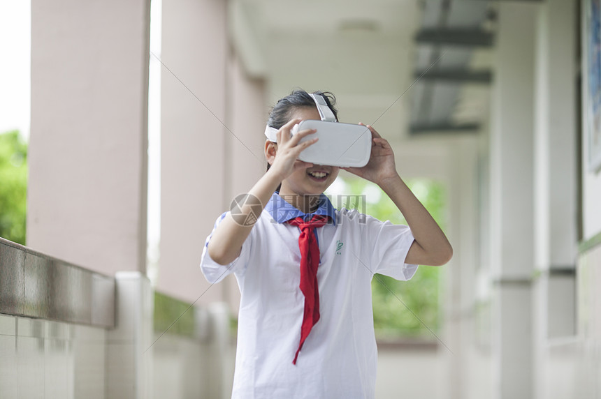 女同学在学校里用vr接受远程教育图片