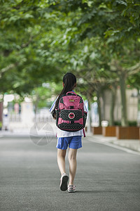 女同学在学校背着书包放学了快乐高清图片素材