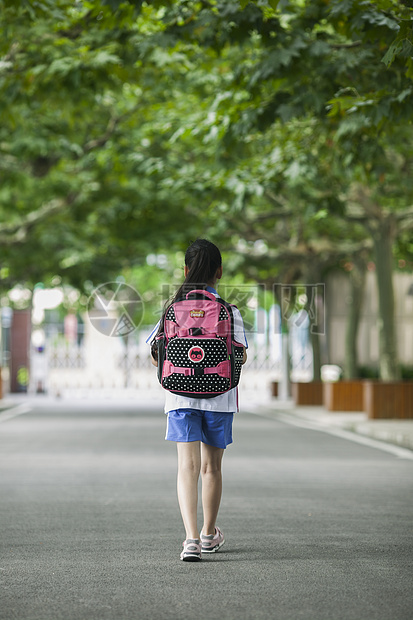 女同学在学校背着书包放学了 第1页