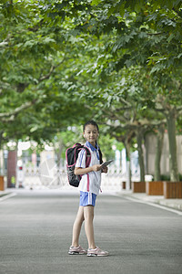 学校里的路女同学在学校里用ipad学习背景