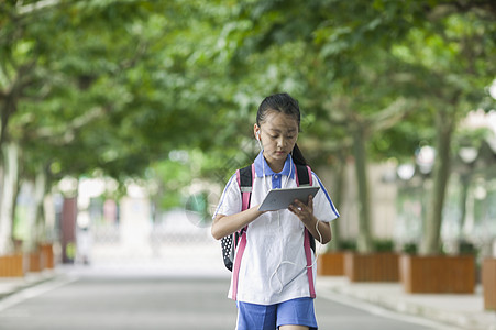 远程教育女同学在学校里用ipad学习背景