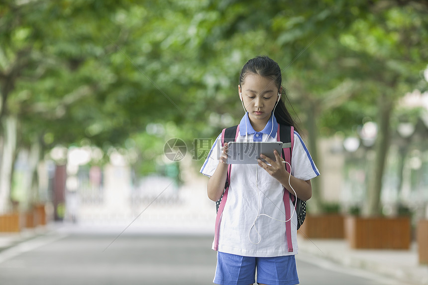 女同学在学校里用ipad学习图片