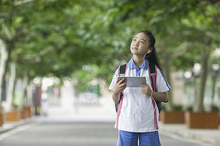 学校里的路女同学在学校里用ipad学习背景