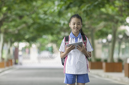 女同学在学校里用ipad学习背景图片