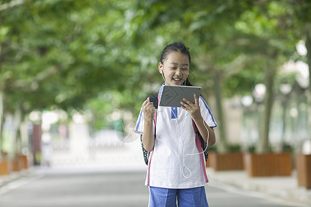 女同学在学校里用ipad学习背景图片