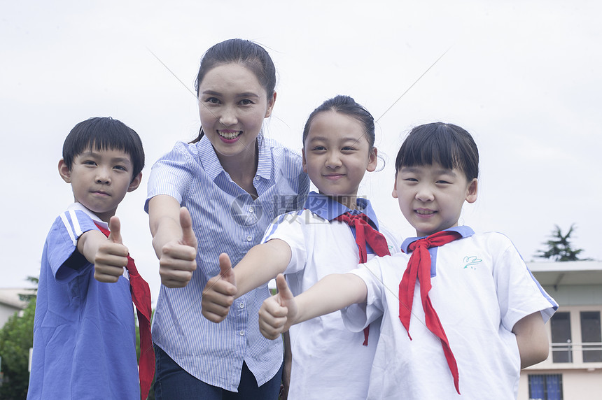 女老师和男女同学在学校操场上一起加油图片