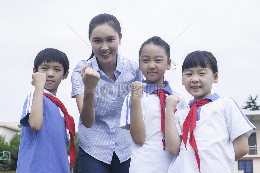 女老师和男女同学在学校操场上一起加油图片