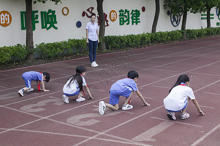 跑步起点男女同学在操场跑道上比赛跑步背景