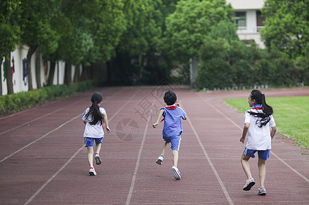 跑步起点男女同学在操场跑道上比赛跑步背景