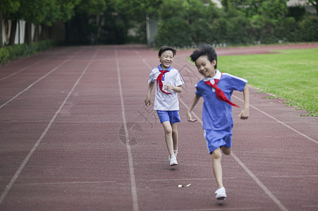 男女同学在操场跑道上比赛跑步图片